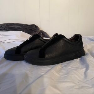 Men’s UGG zip Sneaker/Loafer size 10